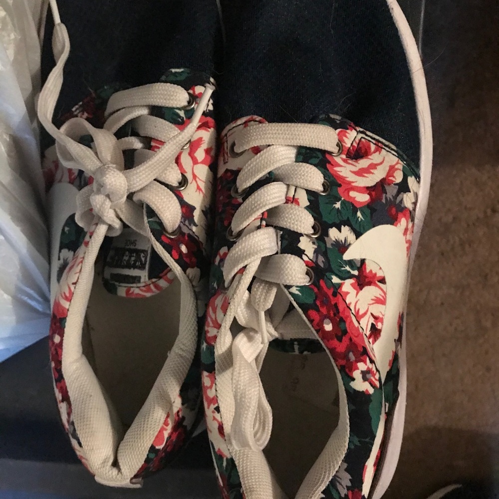 Women's used Nike floral sneakers size 10